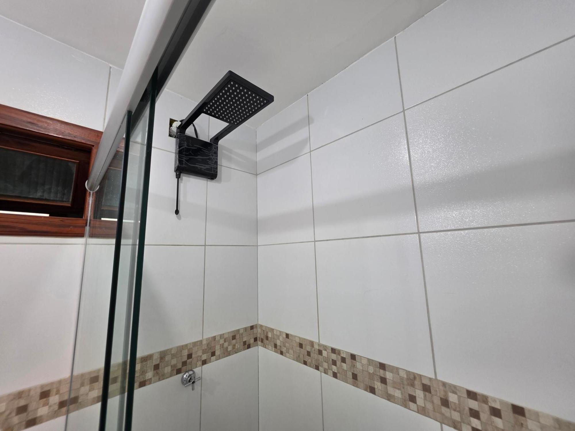 Quarto com Cama King-size e Vista do Jardim